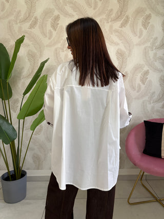 Camicia over ricamo sulla manica